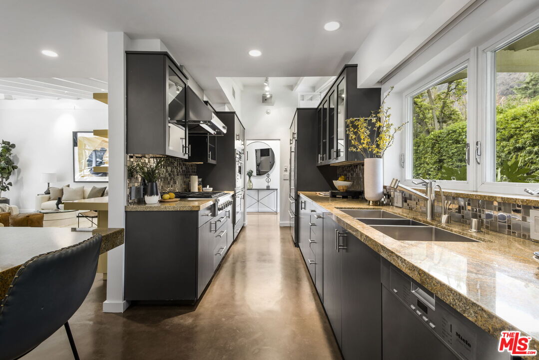 3370 Mandeville Canyon Rd