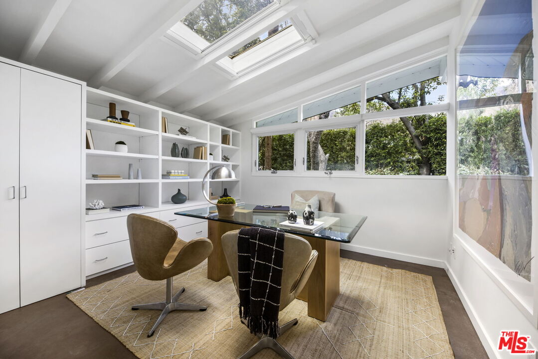 3370 Mandeville Canyon Rd