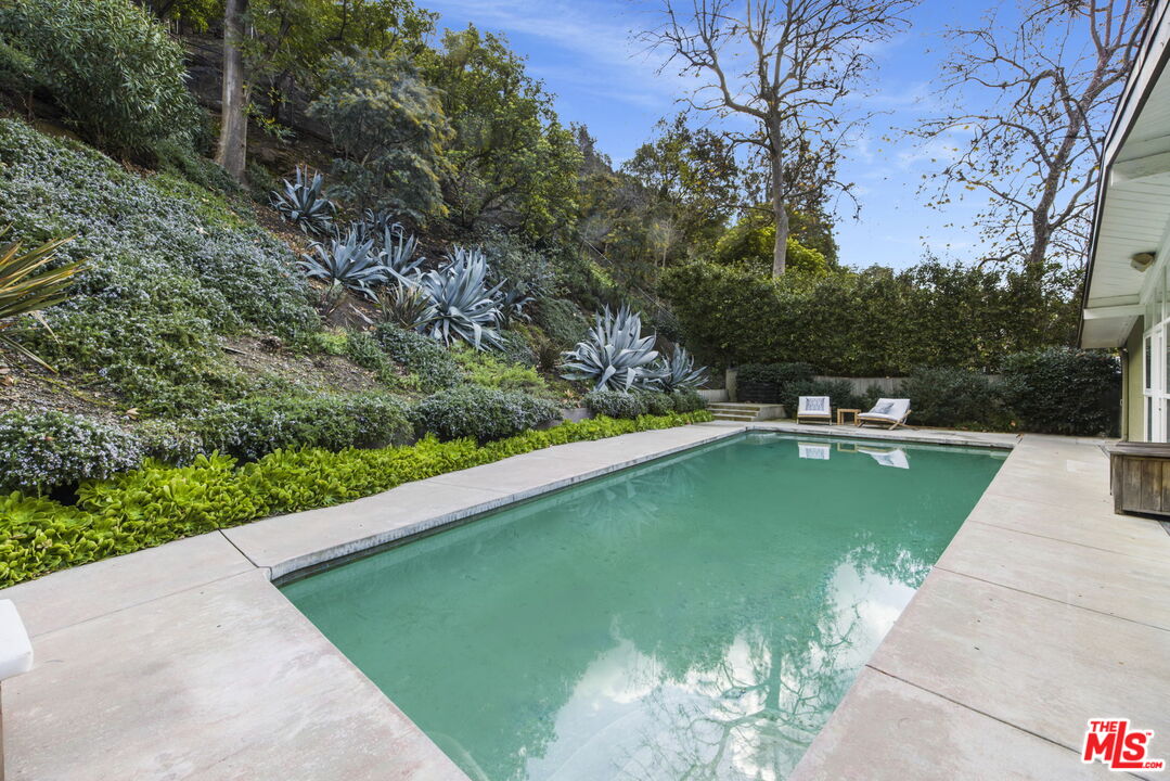 3370 Mandeville Canyon Rd