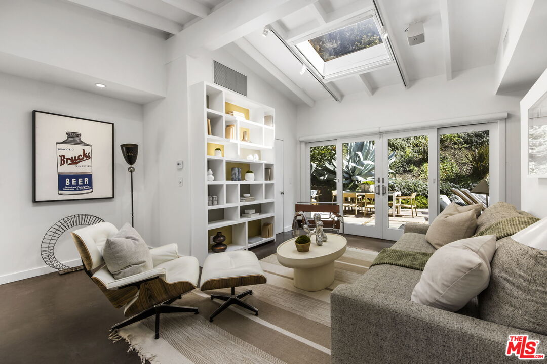 3370 Mandeville Canyon Rd