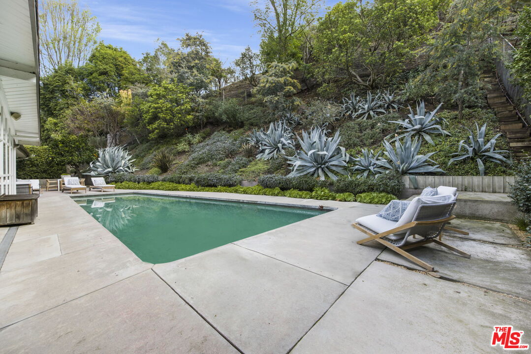 3370 Mandeville Canyon Rd