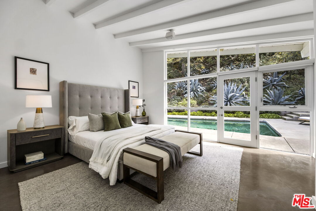 3370 Mandeville Canyon Rd