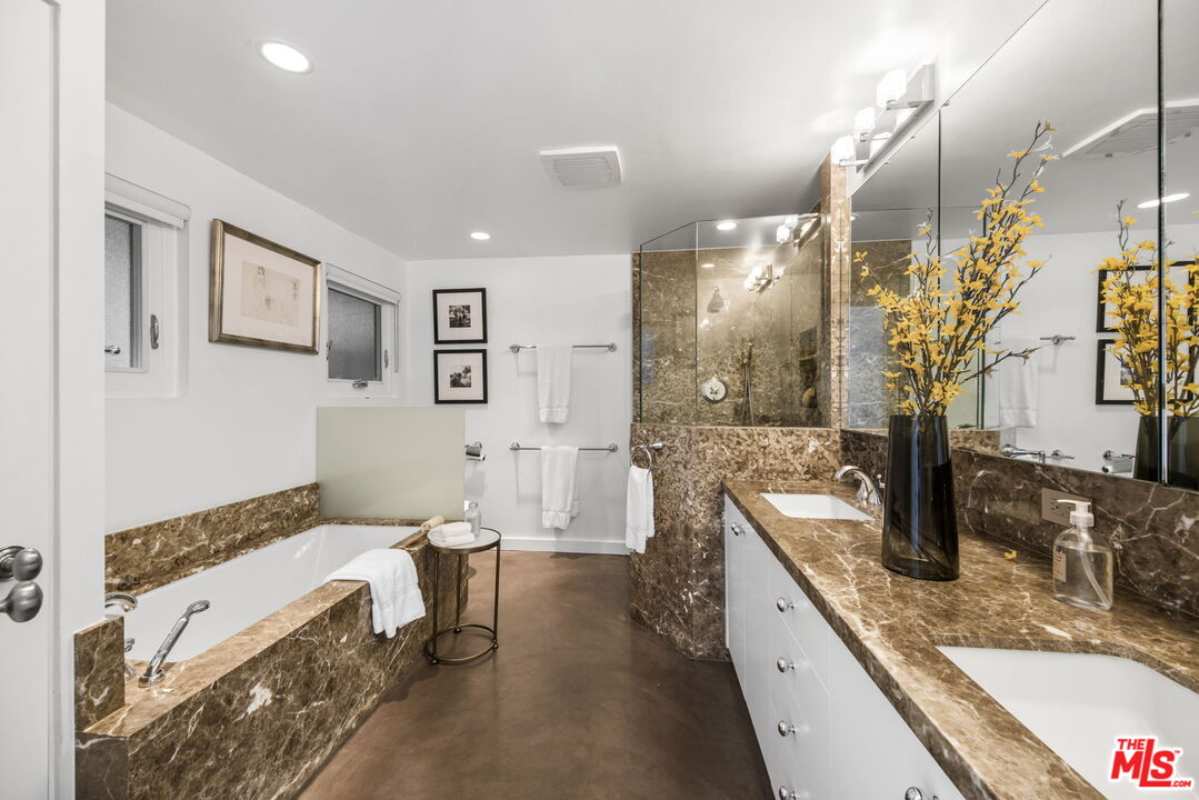 3370 Mandeville Canyon Rd