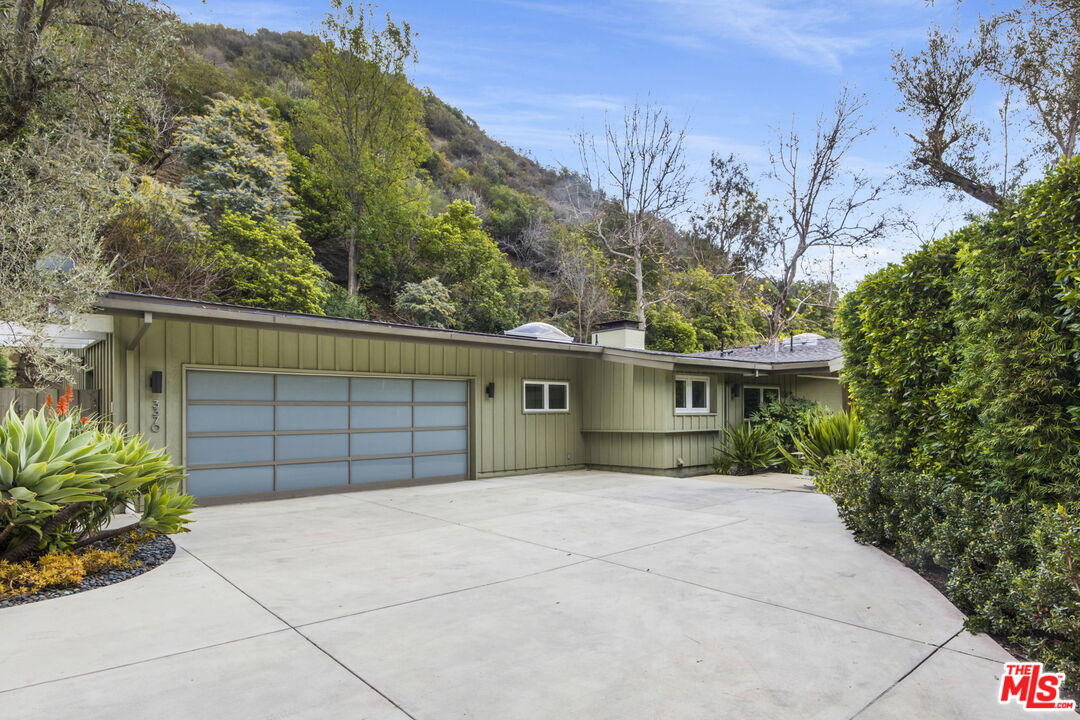 3370 Mandeville Canyon Rd