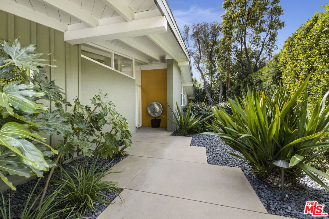 3370 Mandeville Canyon Rd