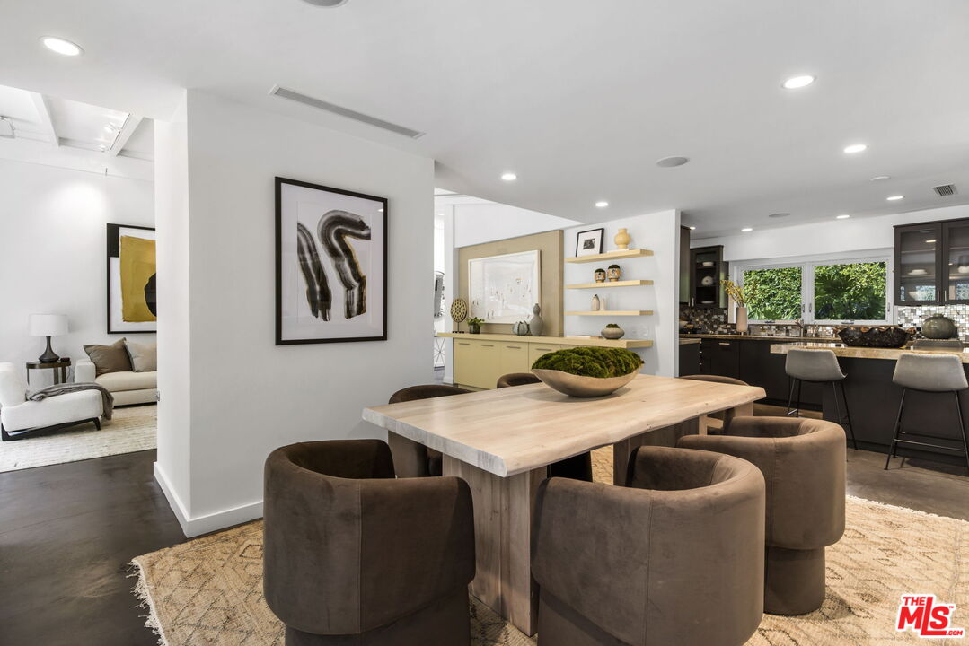 3370 Mandeville Canyon Rd