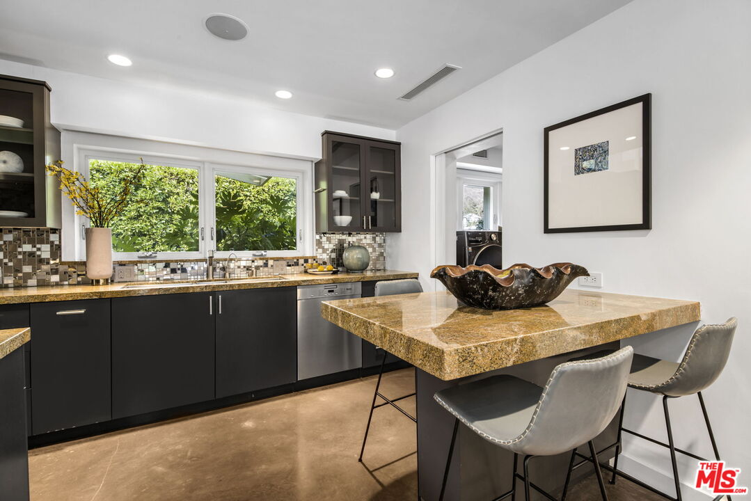 3370 Mandeville Canyon Rd