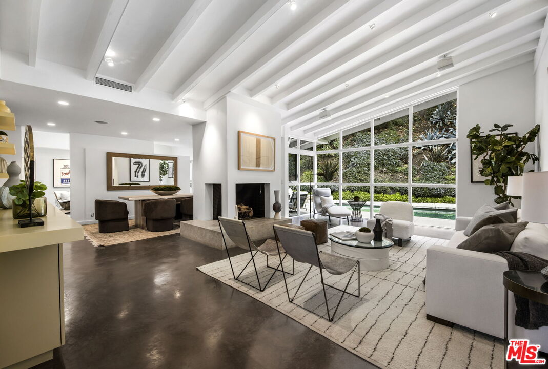 3370 Mandeville Canyon Rd