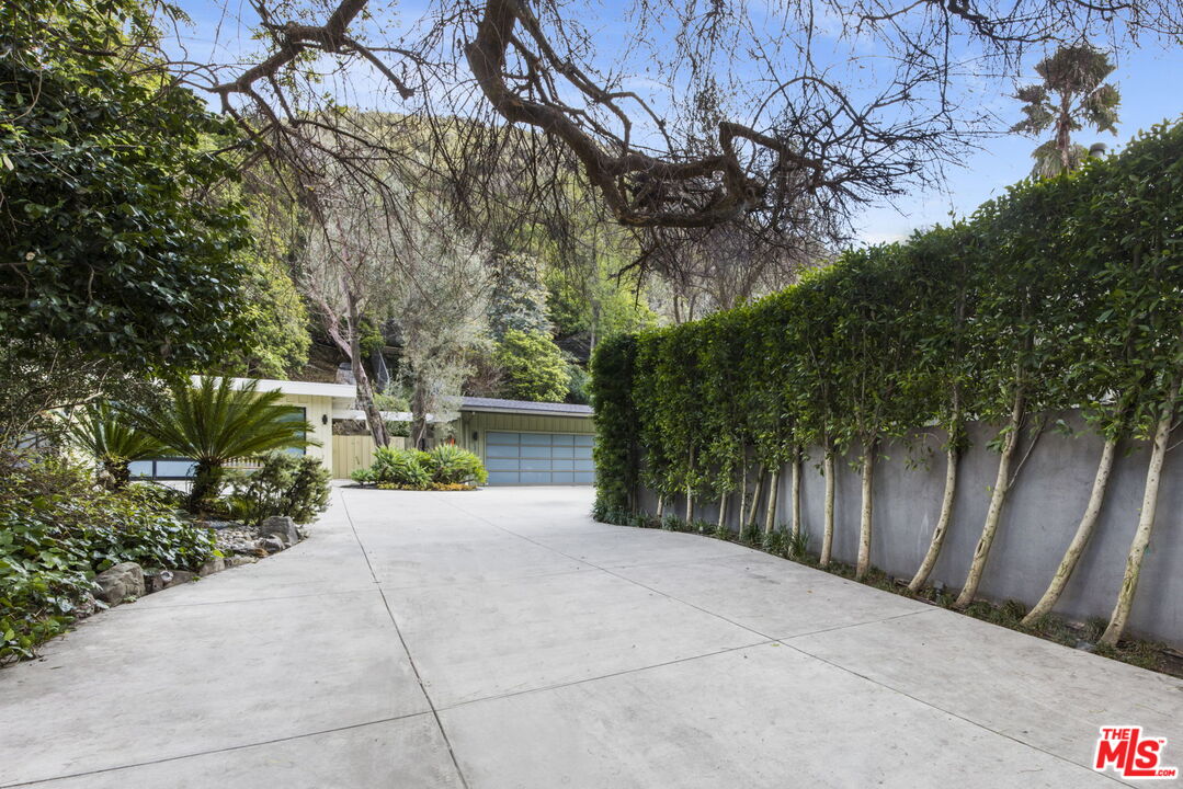 3370 Mandeville Canyon Rd