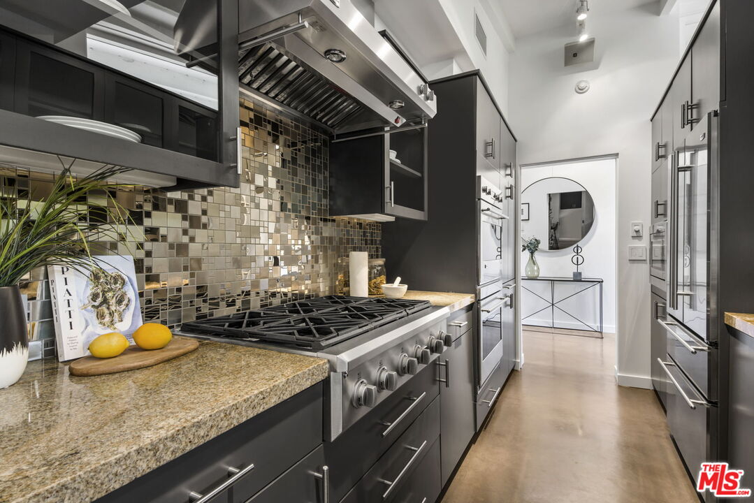 3370 Mandeville Canyon Rd