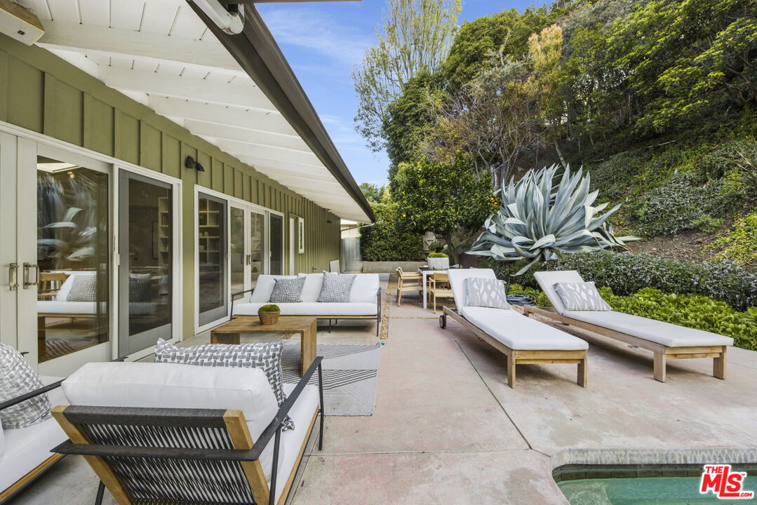 3370 Mandeville Canyon Rd