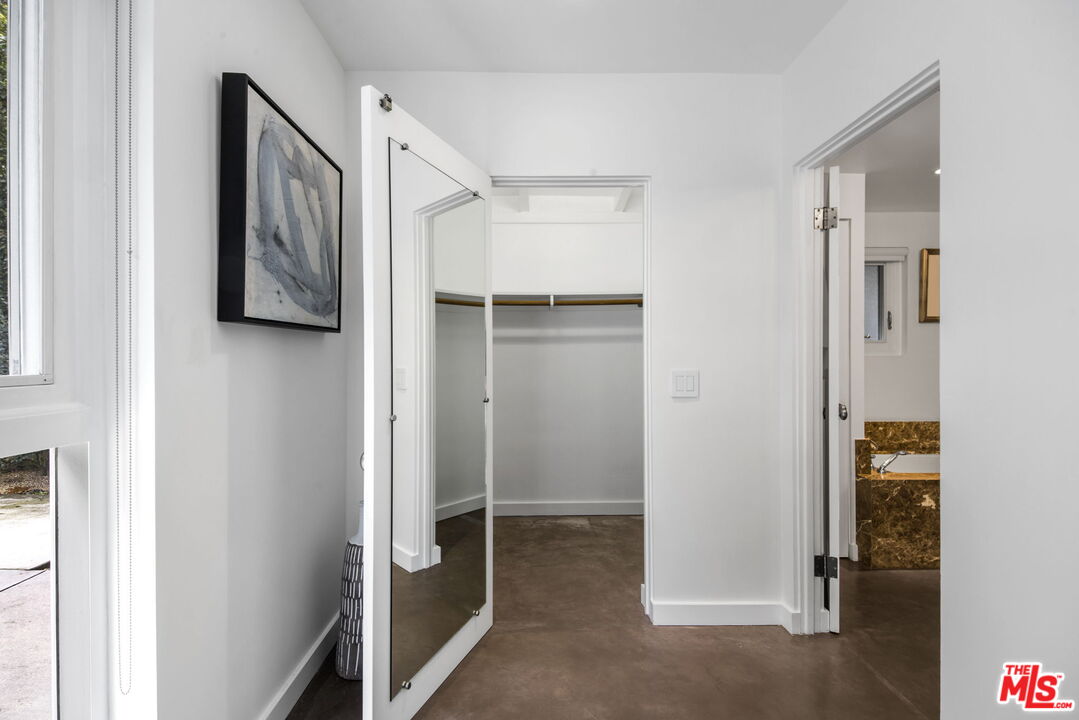 3370 Mandeville Canyon Rd