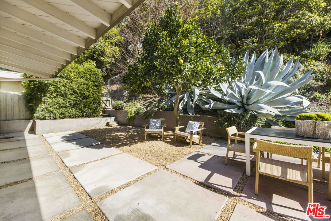 3370 Mandeville Canyon Rd