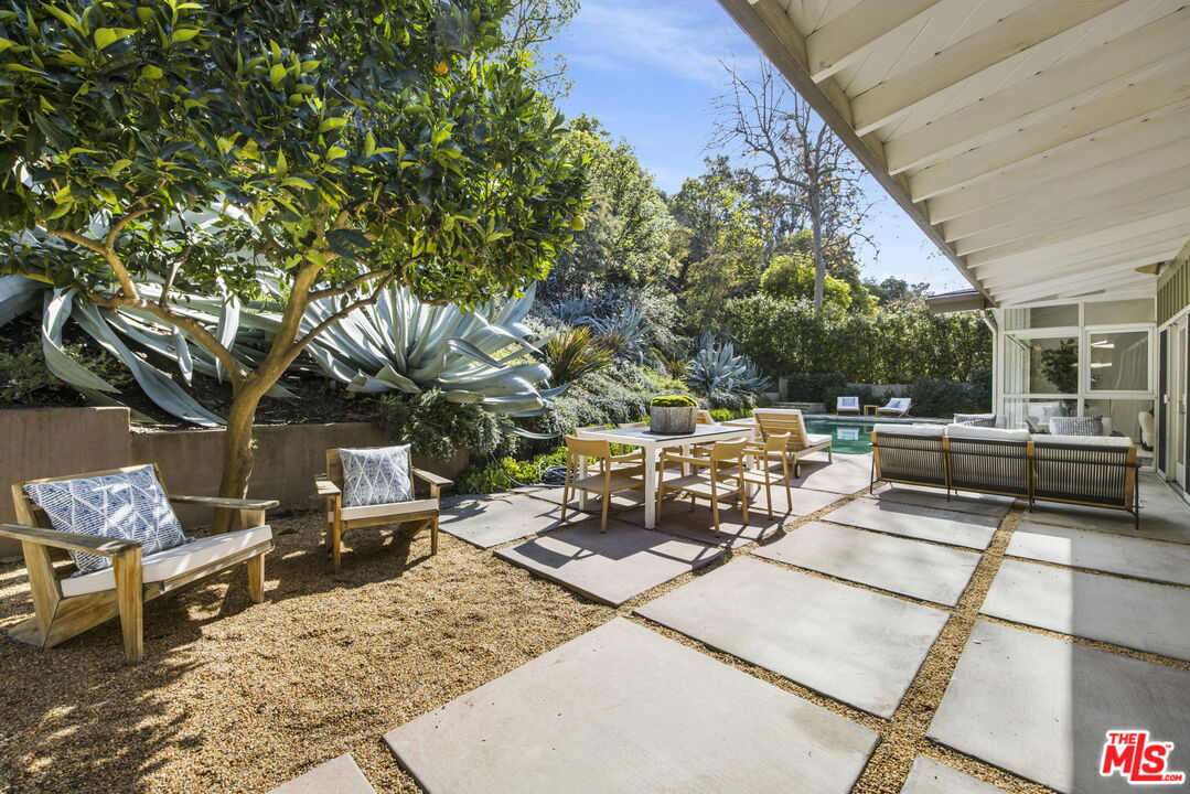 3370 Mandeville Canyon Rd