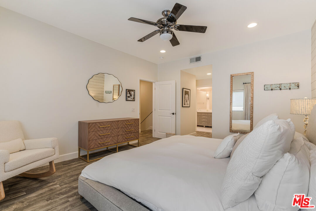 520 S Barrington Ave Unit: 117