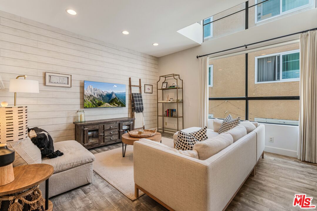 520 S Barrington Ave Unit: 117