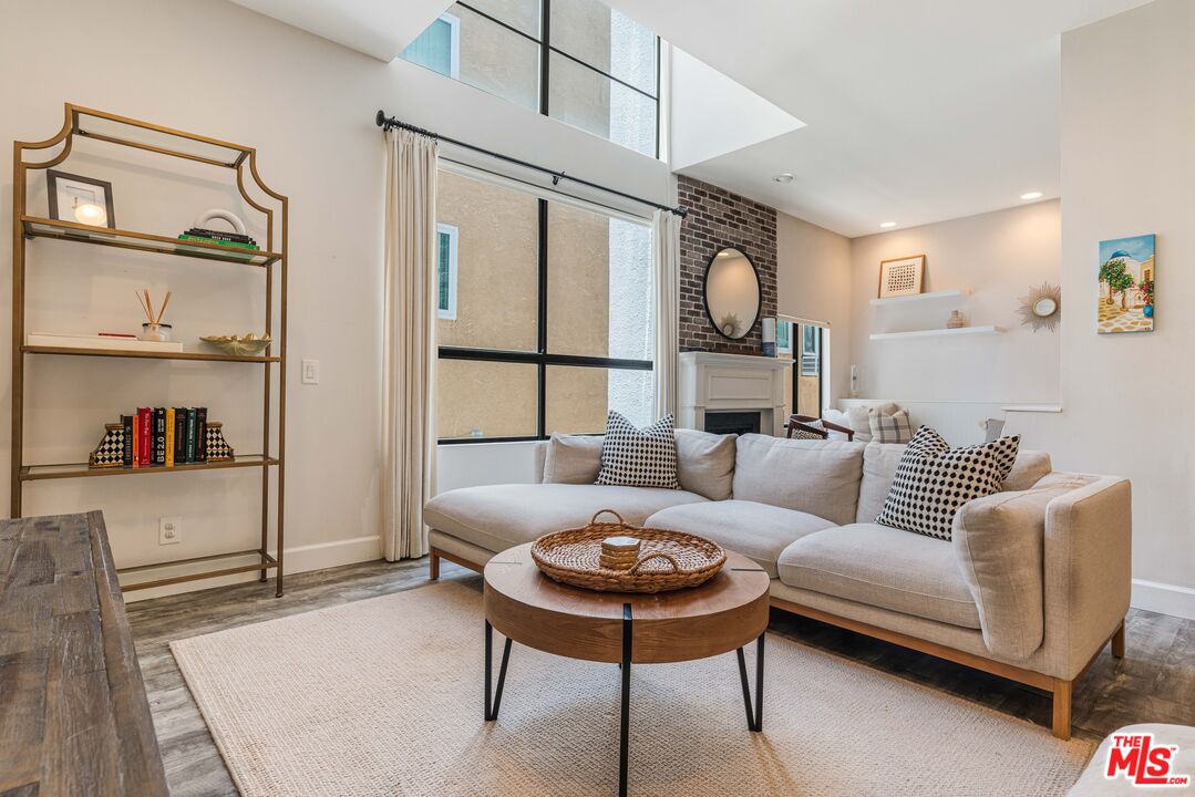 520 S Barrington Ave Unit: 117