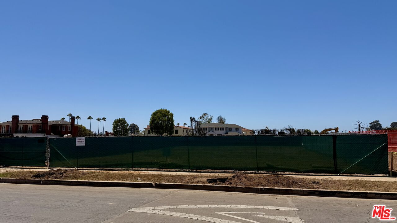 745 Toyopa Dr