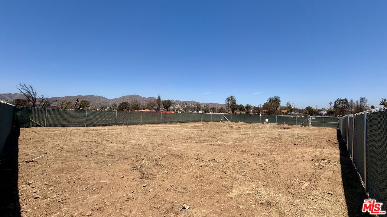 745 Toyopa Dr