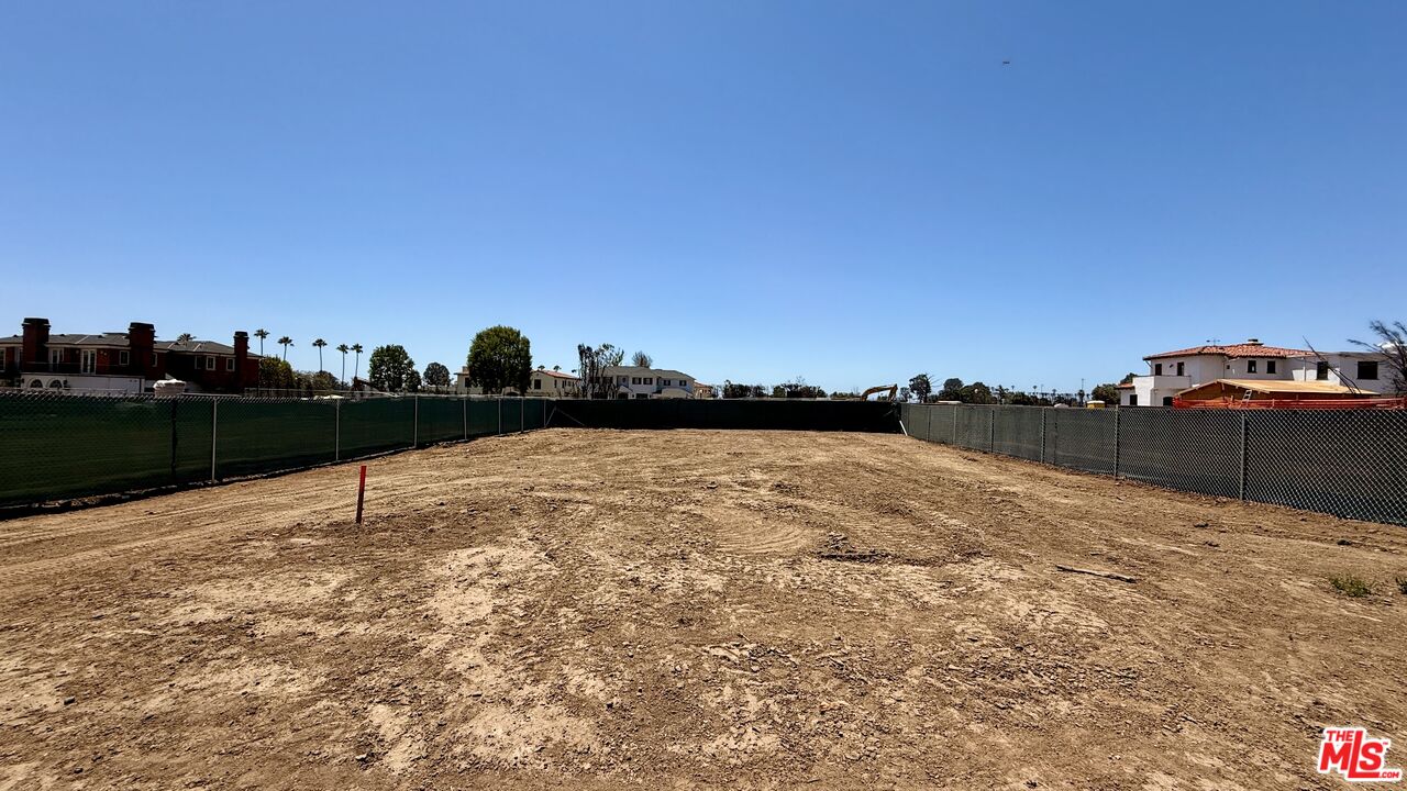 745 Toyopa Dr