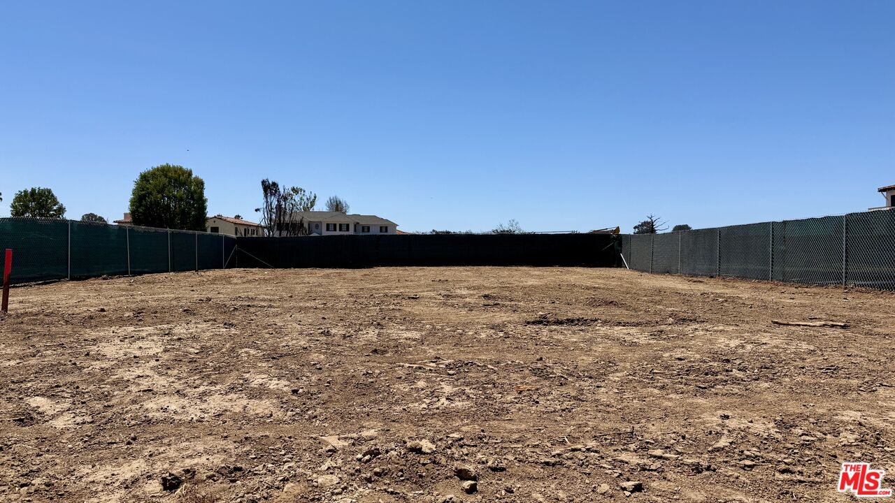 745 Toyopa Dr