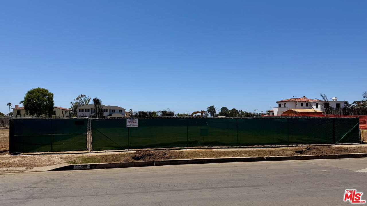 745 Toyopa Dr