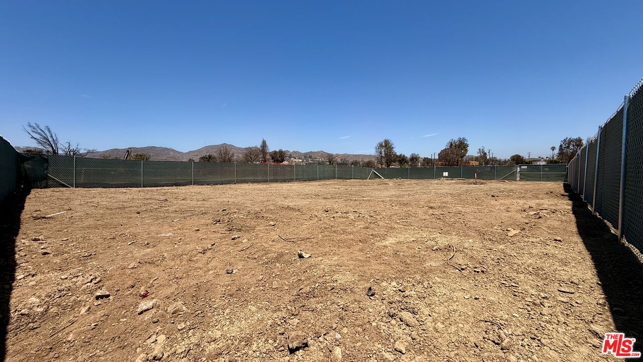 745 Toyopa Dr