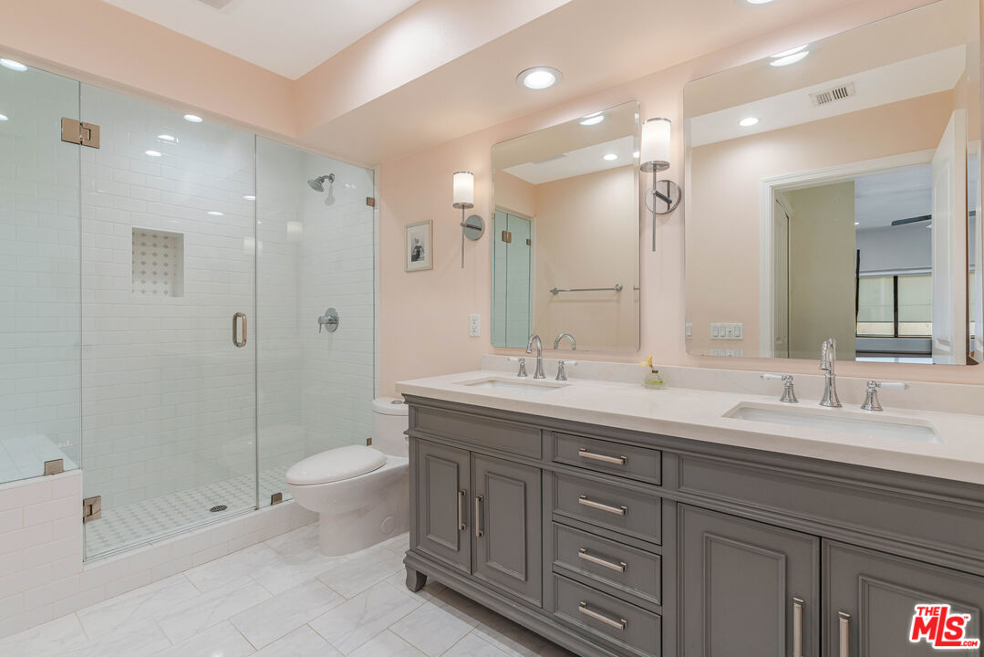 520 S Barrington Ave Unit: 117