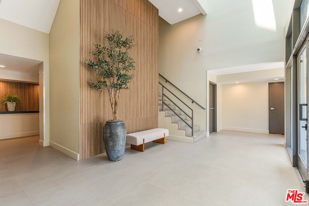 520 S Barrington Ave Unit: 117