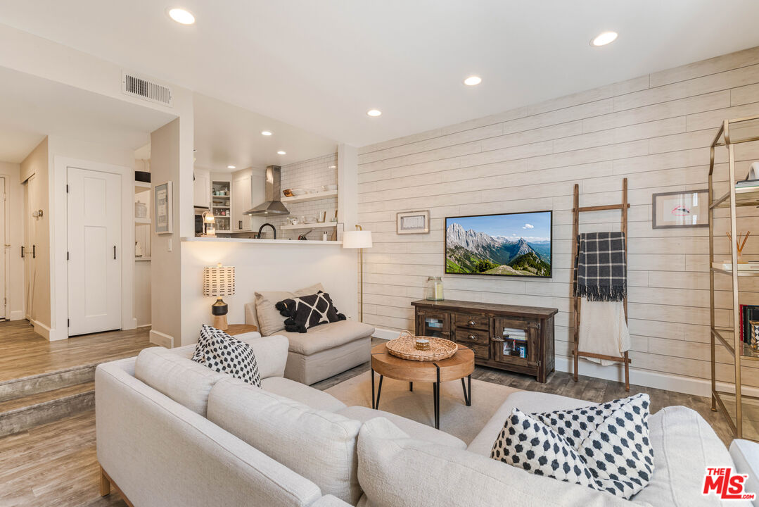 520 S Barrington Ave Unit: 117