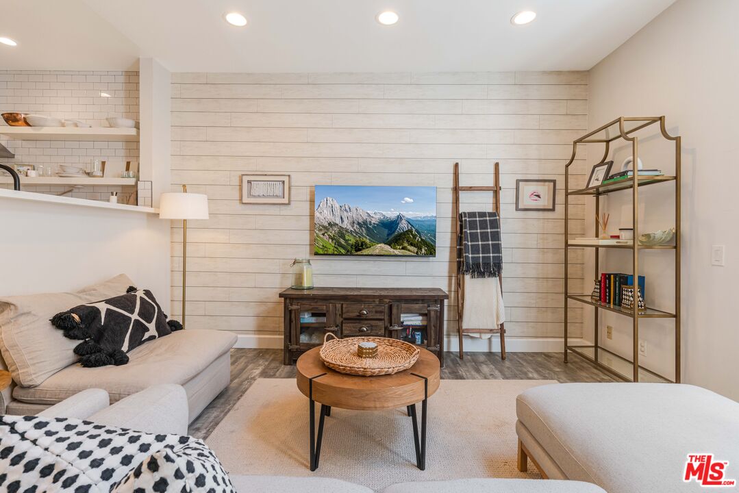 520 S Barrington Ave Unit: 117