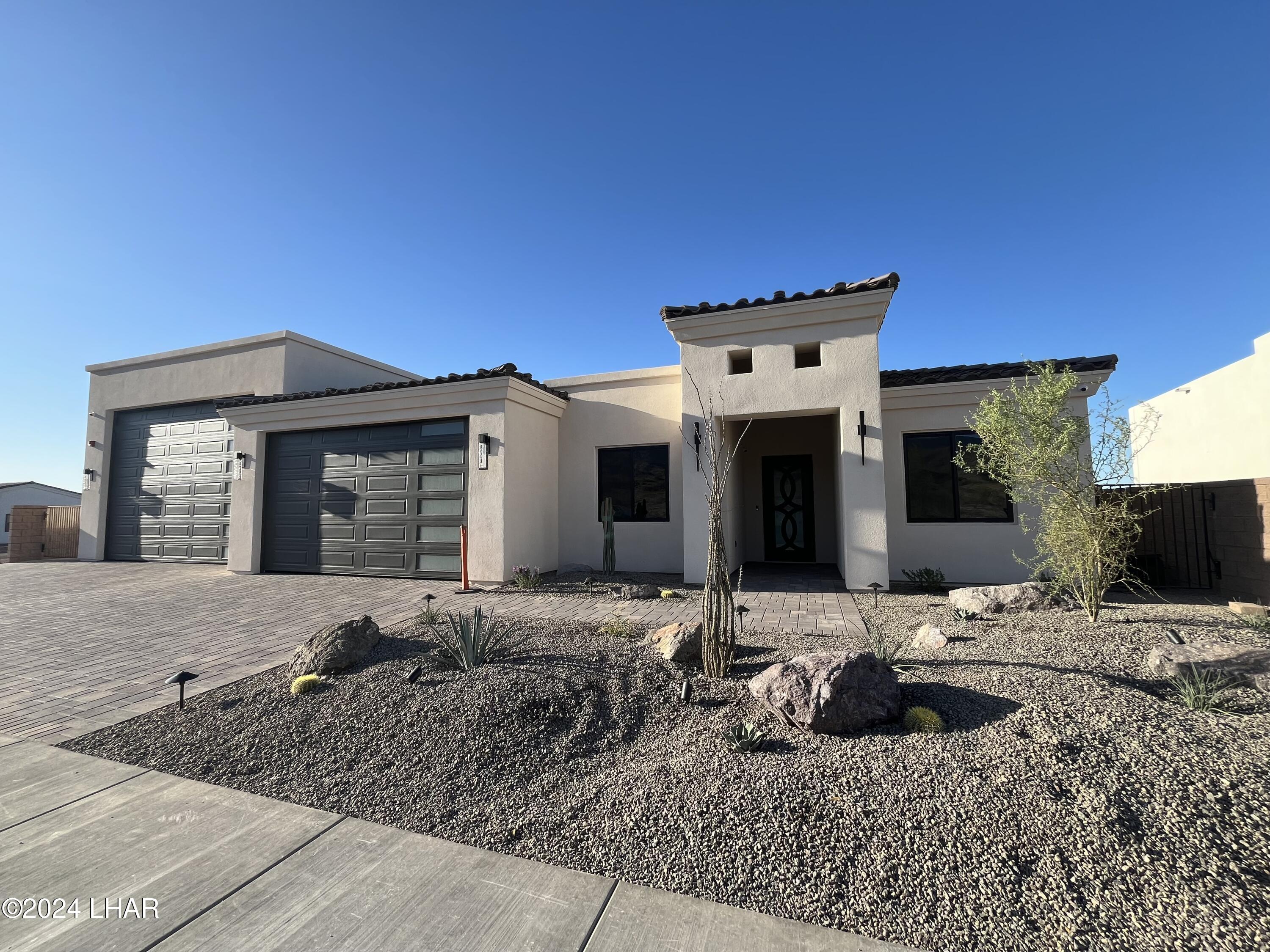 8008 Corte De La Luna