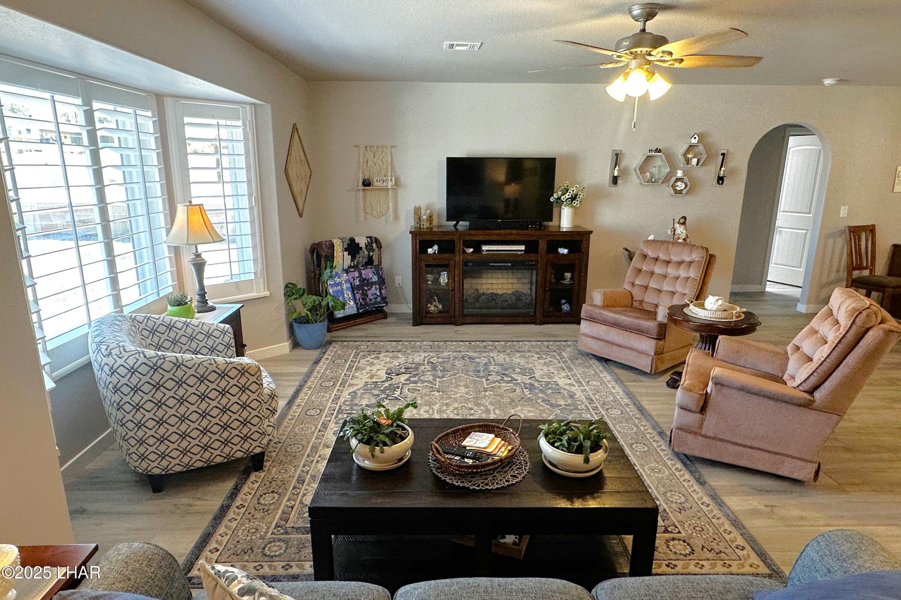 3594 Chesapeake Blvd