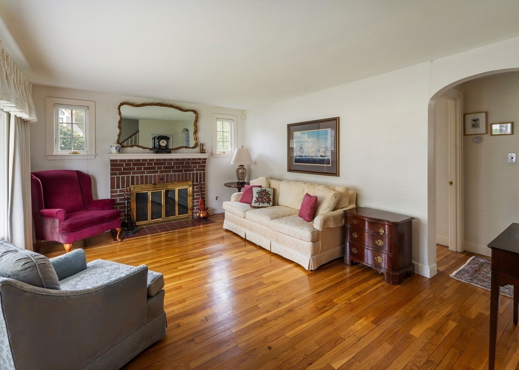 6 Alden Lane