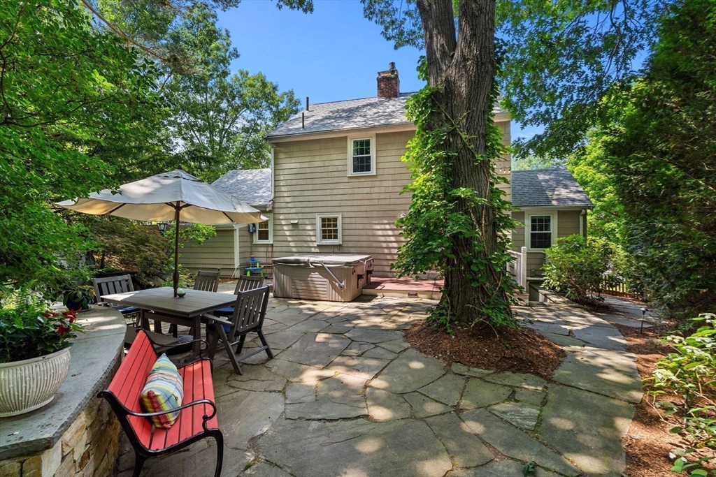 4 Daniels St
