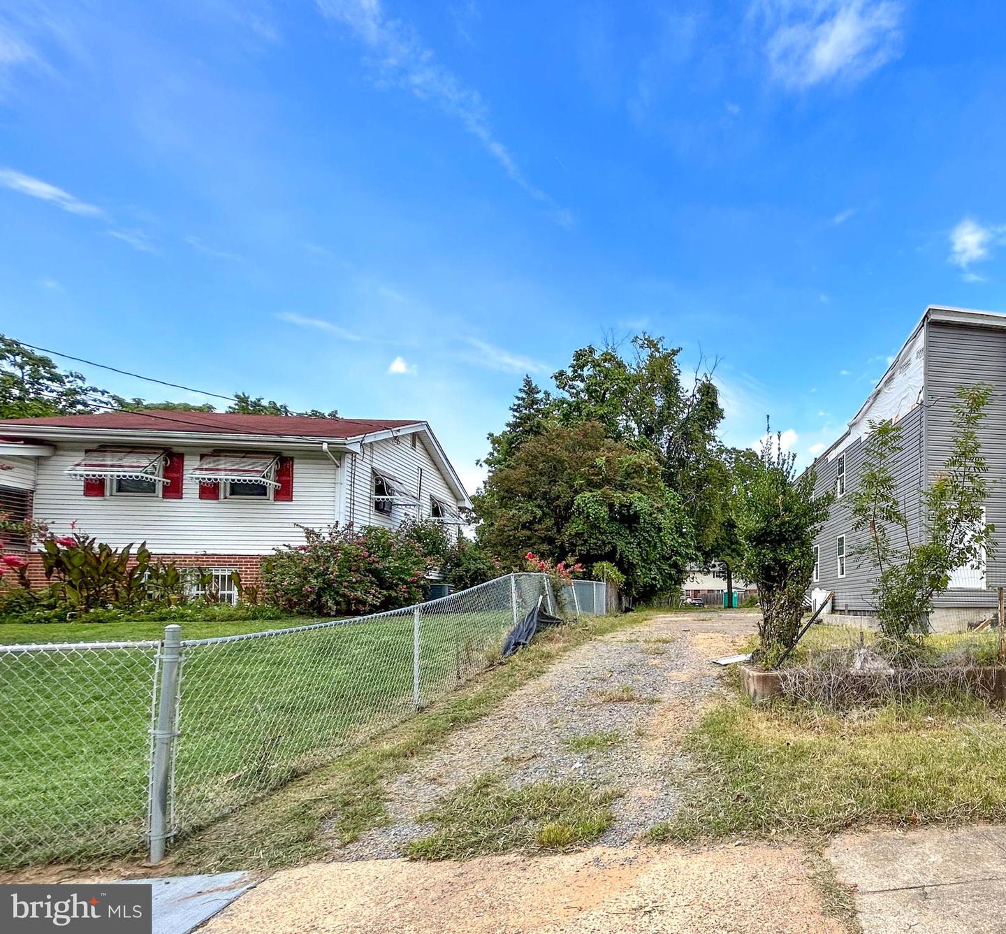 Douglas St NE