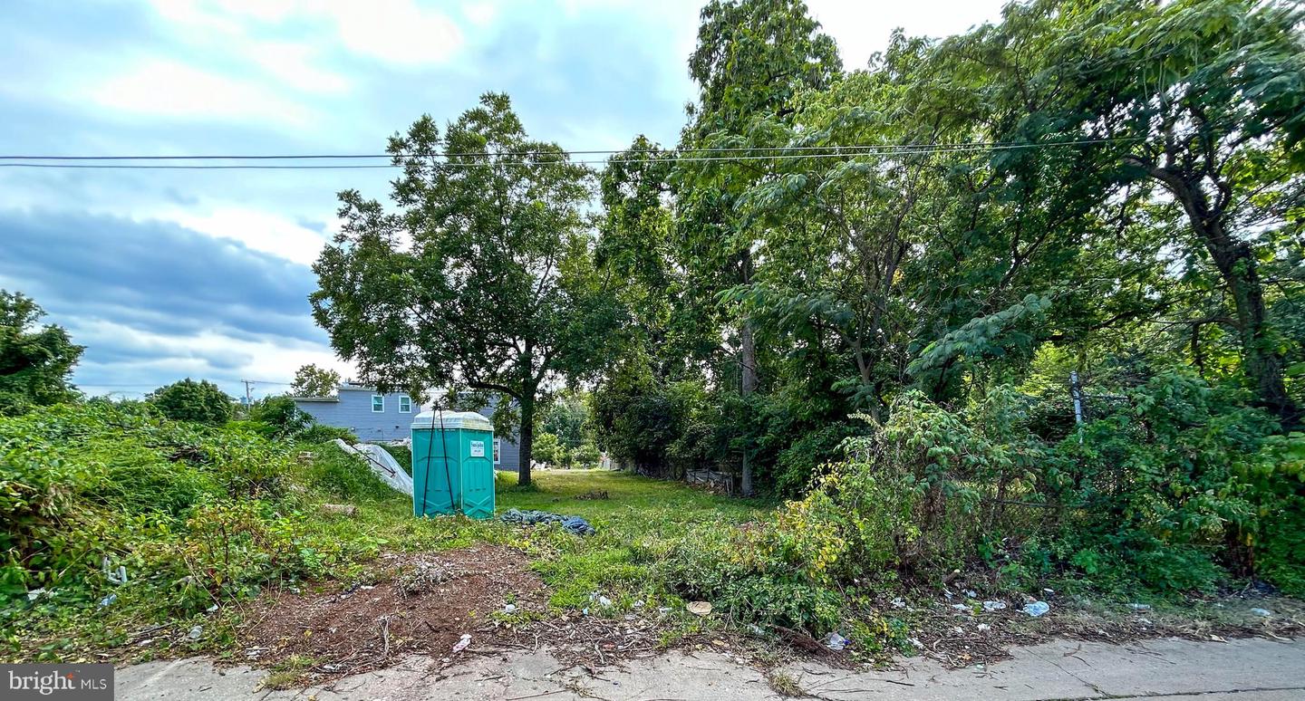 Douglas St NE