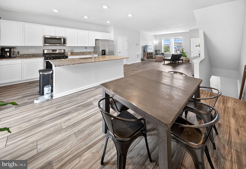 1204 DAPHNE WAY