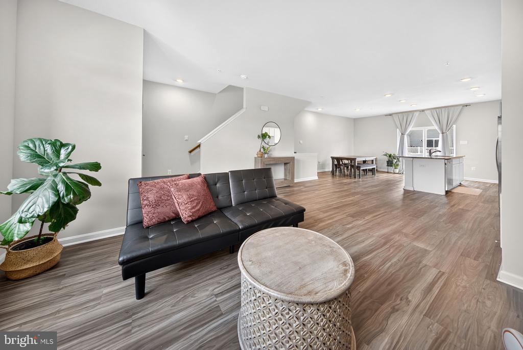 1204 DAPHNE WAY