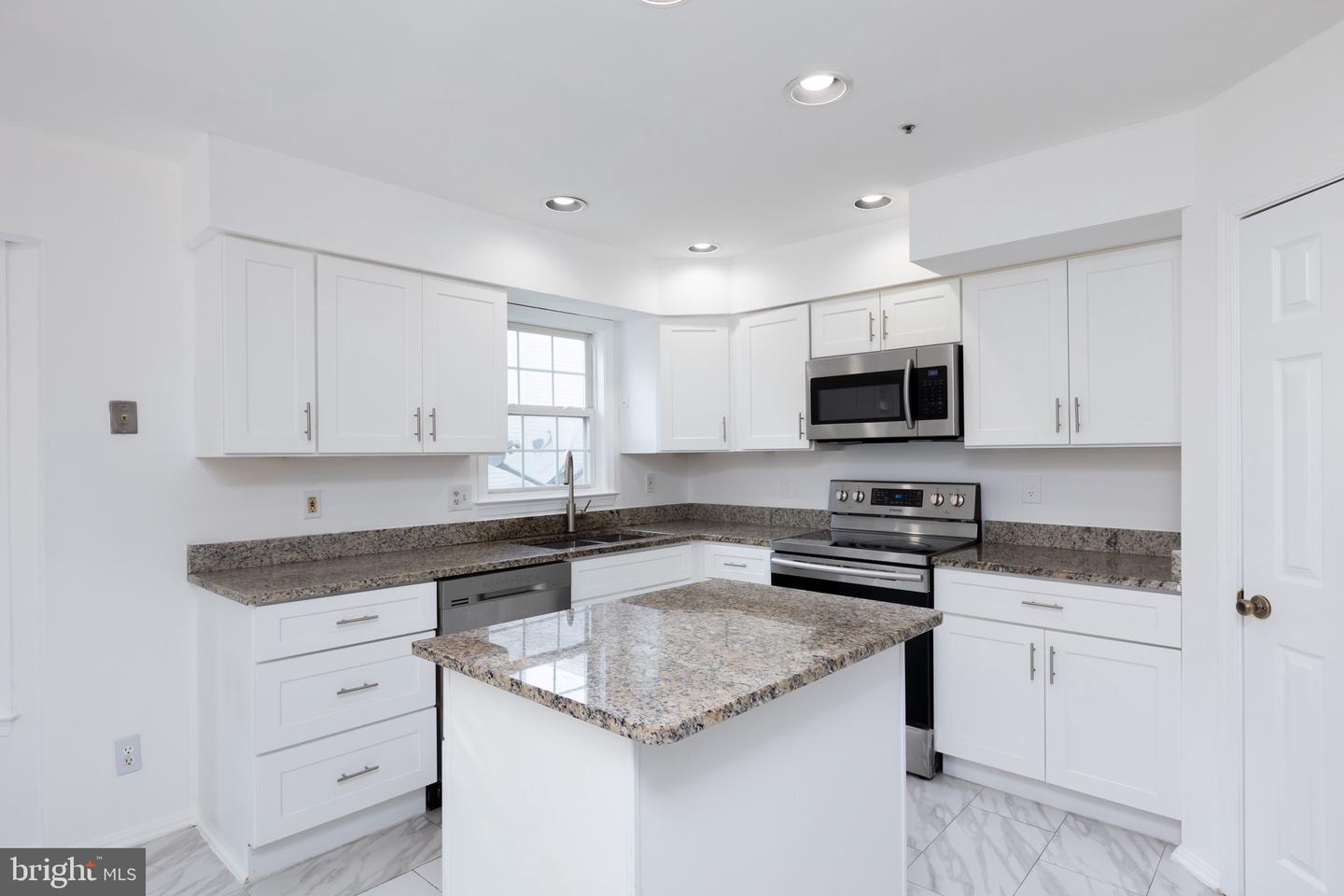 28 Carriage Walk Ct