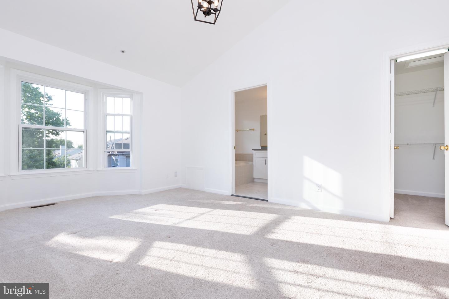 28 Carriage Walk Ct