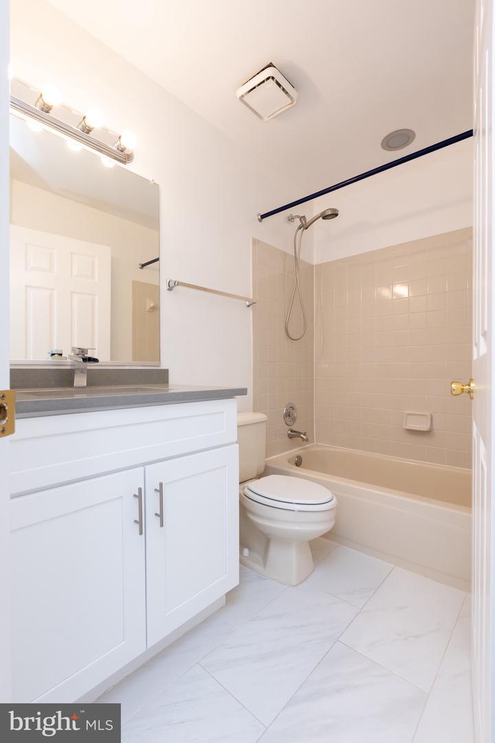 28 Carriage Walk Ct