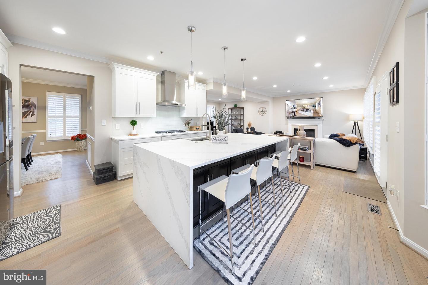 1312 Christopher Ln