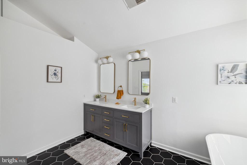 11703 Old Lantern Ct