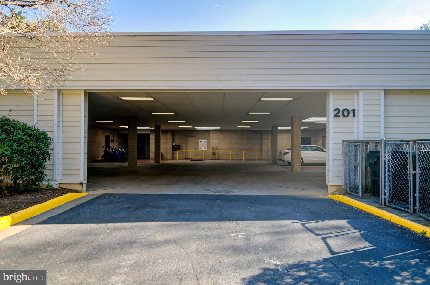 201 Yoakum Pkwy #52