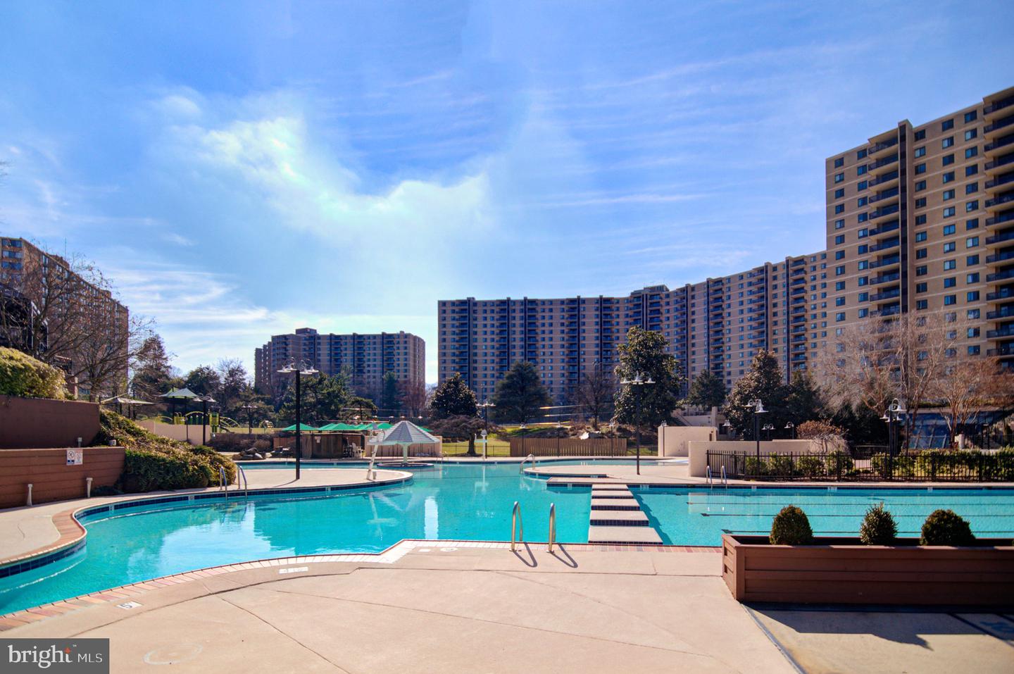 201 Yoakum Pkwy #52