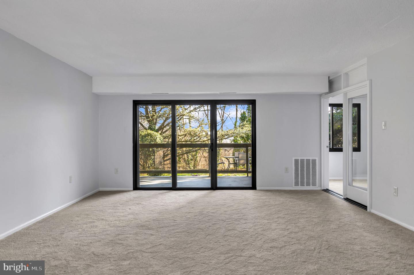 201 Yoakum Pkwy #52