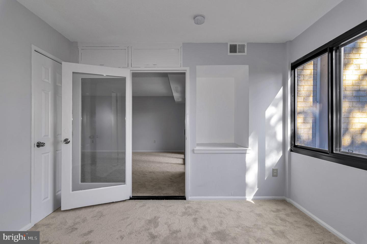 201 Yoakum Pkwy #52
