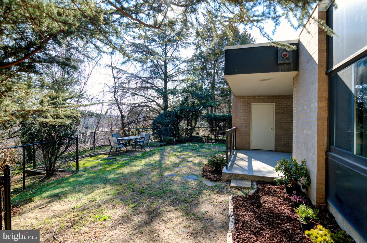 201 Yoakum Pkwy #52