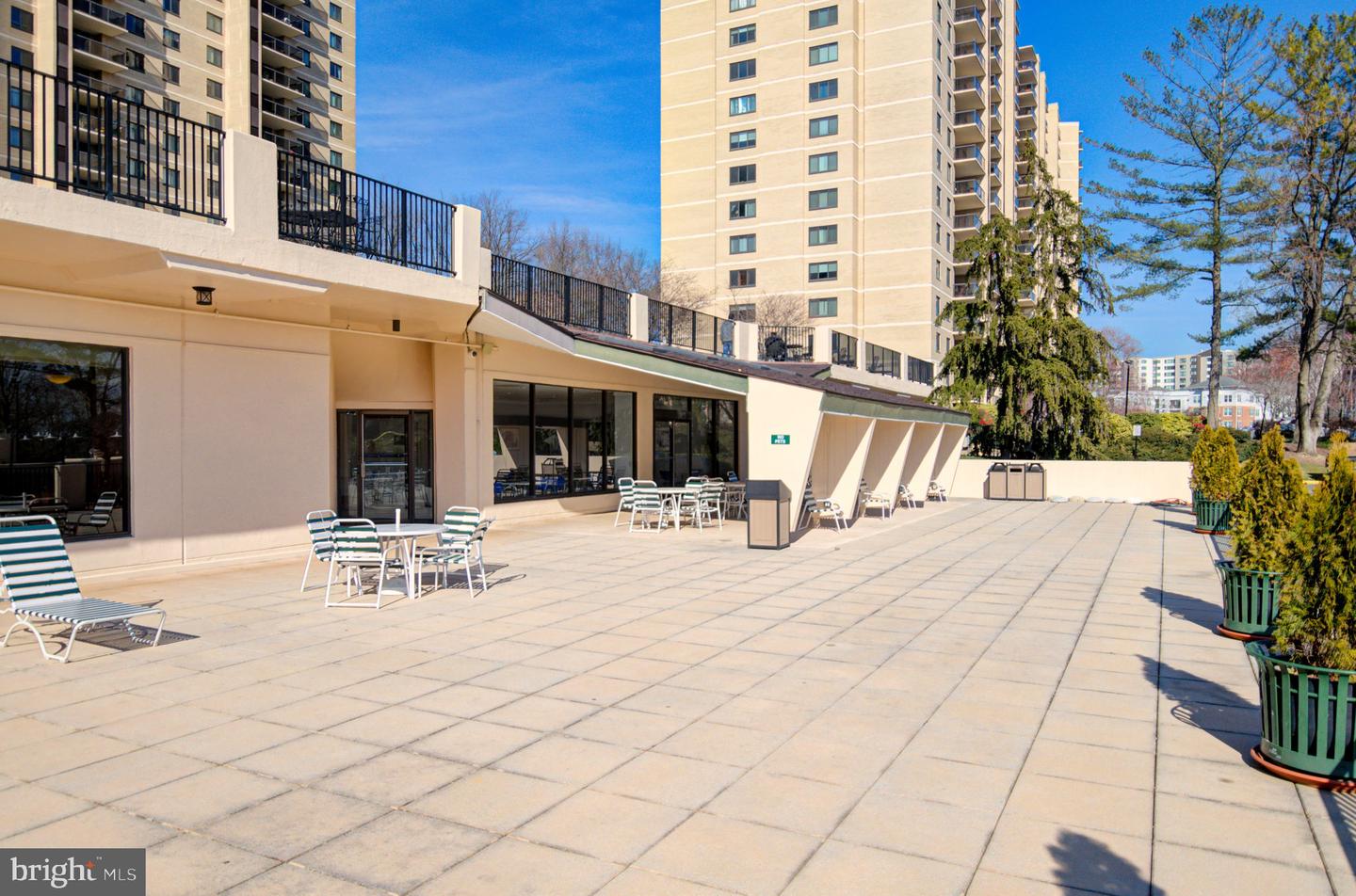 201 Yoakum Pkwy #52